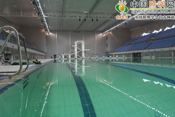 武汉体育中心体育场、体育馆、游泳馆场地照明工程,获第三届中照照明奖照明工程设计奖二等奖。设计及申报单位:飞利浦(中国)投资有限公司. 武汉体育中心位于武汉市汉阳沌口开发区,由体育场、体育馆和游泳馆(一场两馆)及其它附属建筑构成,总占地1580亩。一期工程60000人体育场已于2002年9月竣工;二期工程包括能容纳12000多人的体育馆和3200座的游泳馆,于2007年5月完工。武汉体育中心作为举办国内大型综合性运动会和国际单项比赛的高水平体育赛事场所,也是武汉市对外文化体育交流的重要平台。